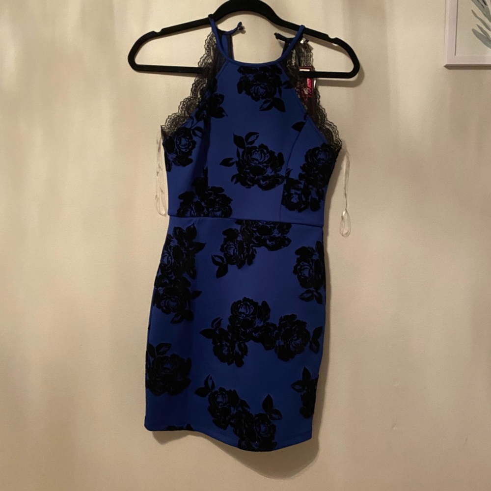 This a cute knee/half thigh dress never worn